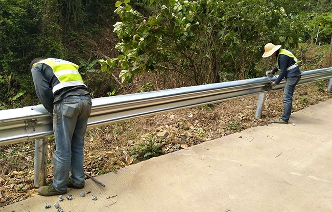 抚州高速公路护栏的定期维护与保养